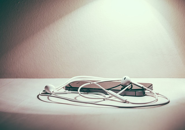 iPhone posé sur une table et relié avec des earpods