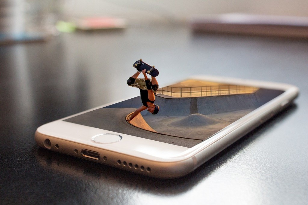 iPhone posé sur une table avec une figurine de skater sur son écran