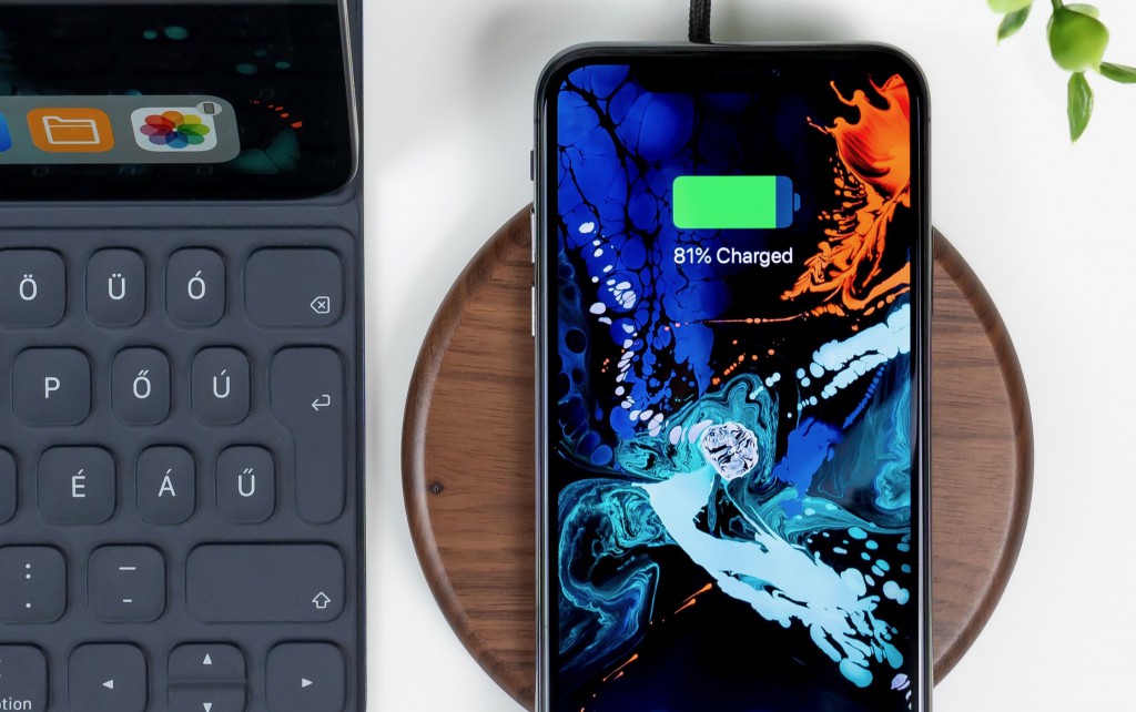 iPhone en train de charger sur chargeur sans fil