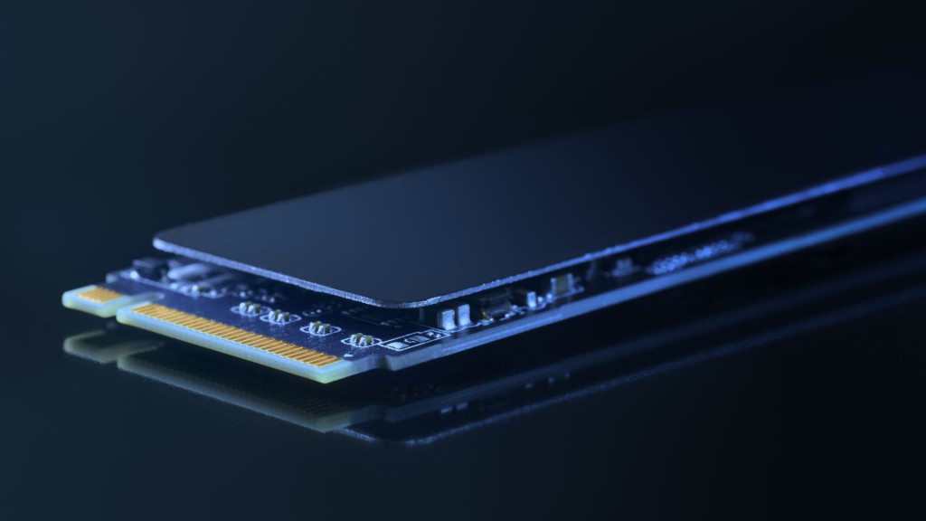 SSD M.2 sur fond noir